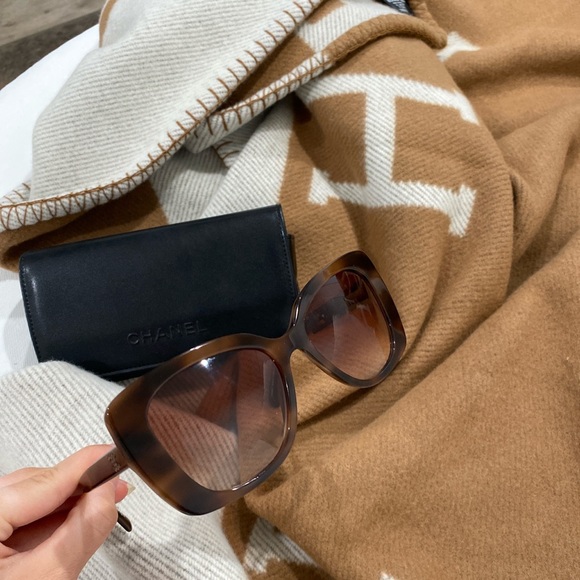 Chanel tortoise brown square sunglasses with crystal logo - Picture 6 of 7